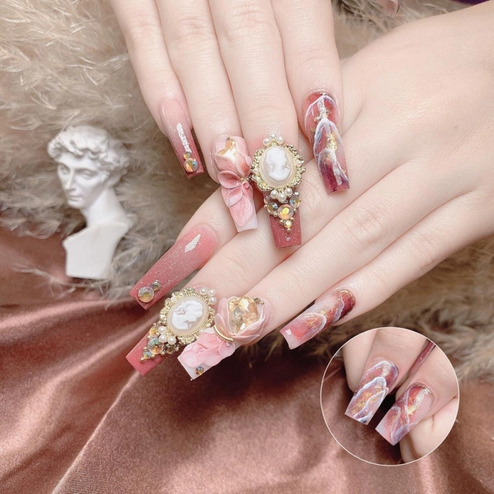 Mẫu nail đính đá đơn giản nhẹ nhàng thanh lịch