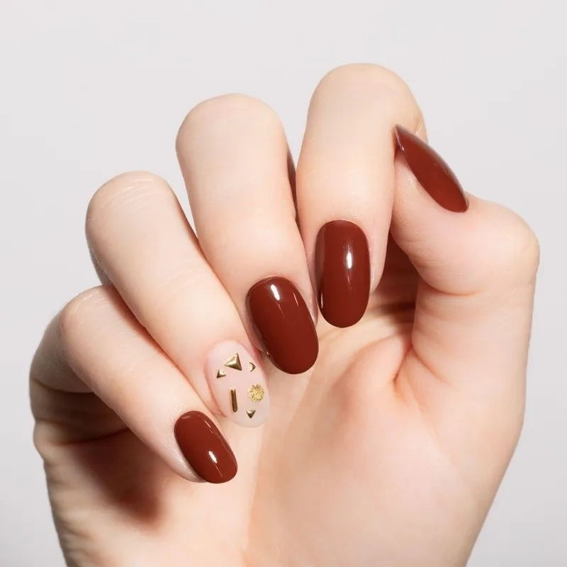 Nail tay đỏ mận đính đá lấp lánh nổi bật