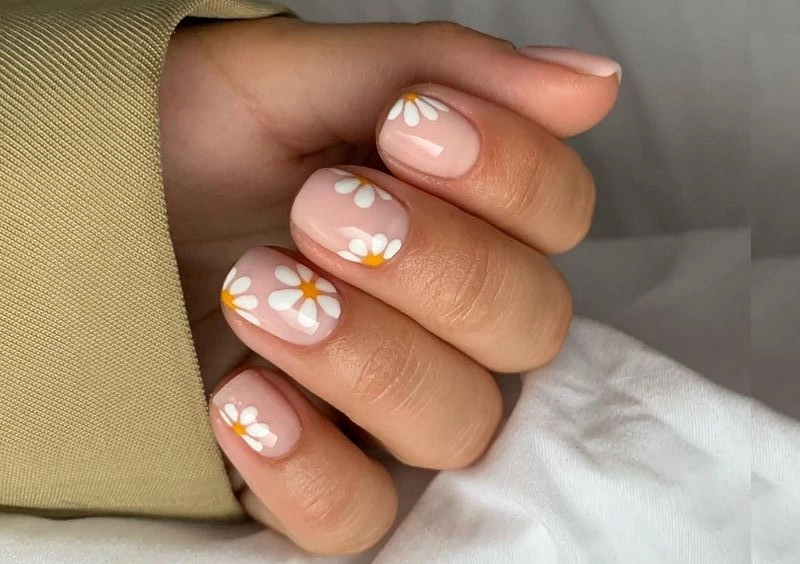 Mẫu nail hoa nổi ấn tượng tạo điểm nhấn độc đáo