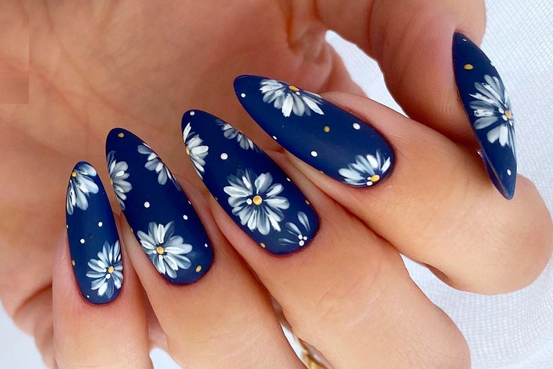 Mẫu nail vẽ hoa đơn giản nhẹ nhàng mà xinh xắn