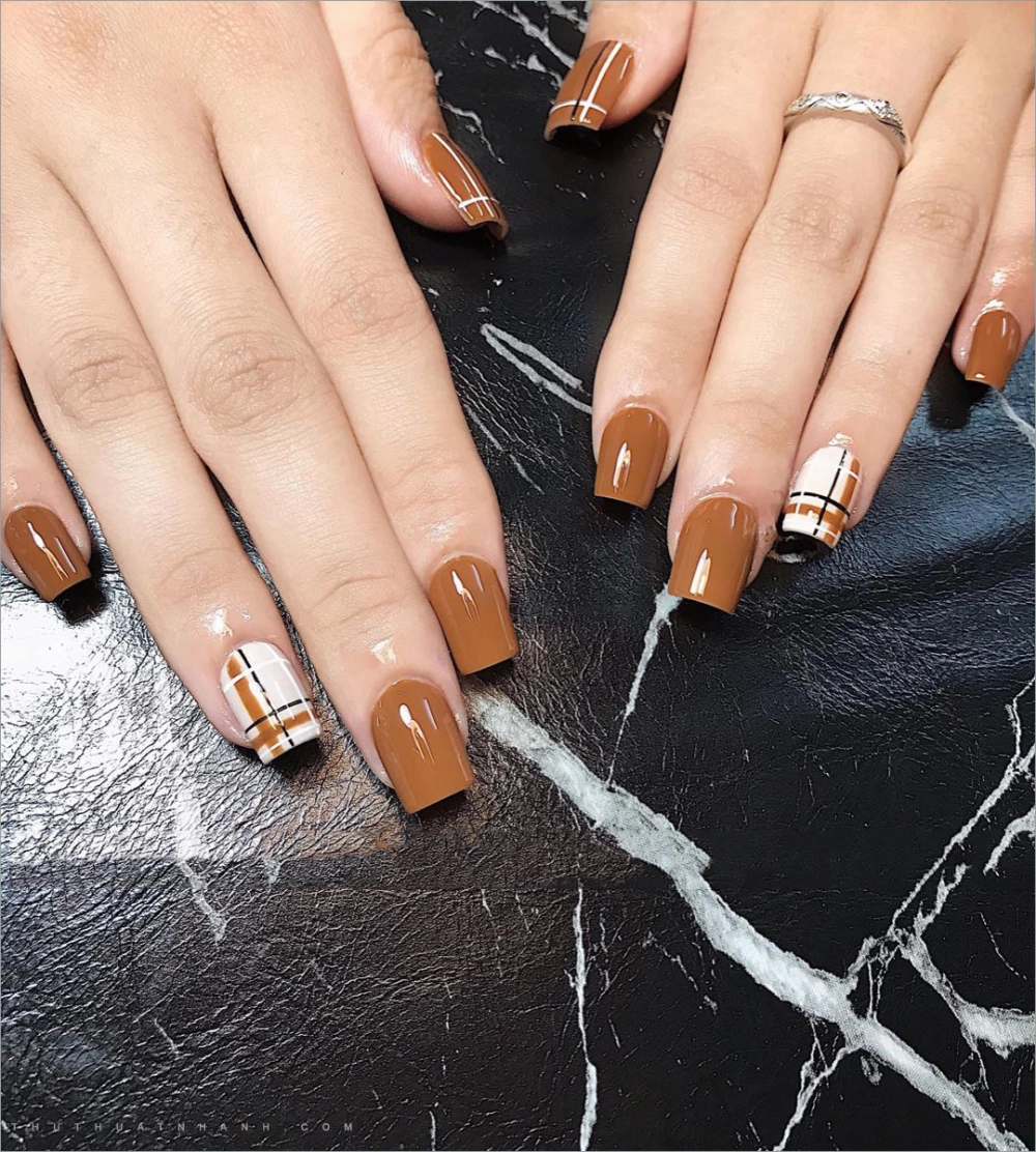 Nail kẻ sọc đơn giản tinh tế đầy thu hút