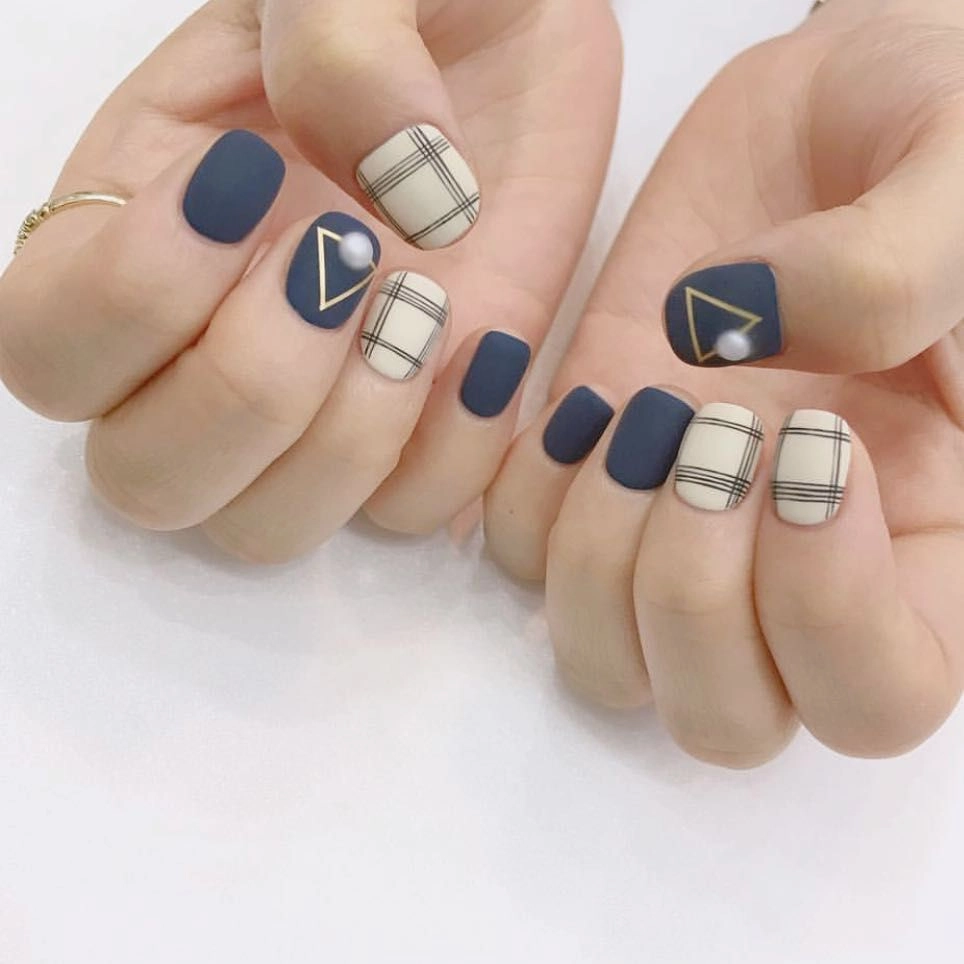 Mẫu nail chân kẻ sọc xinh xắn thời thượng