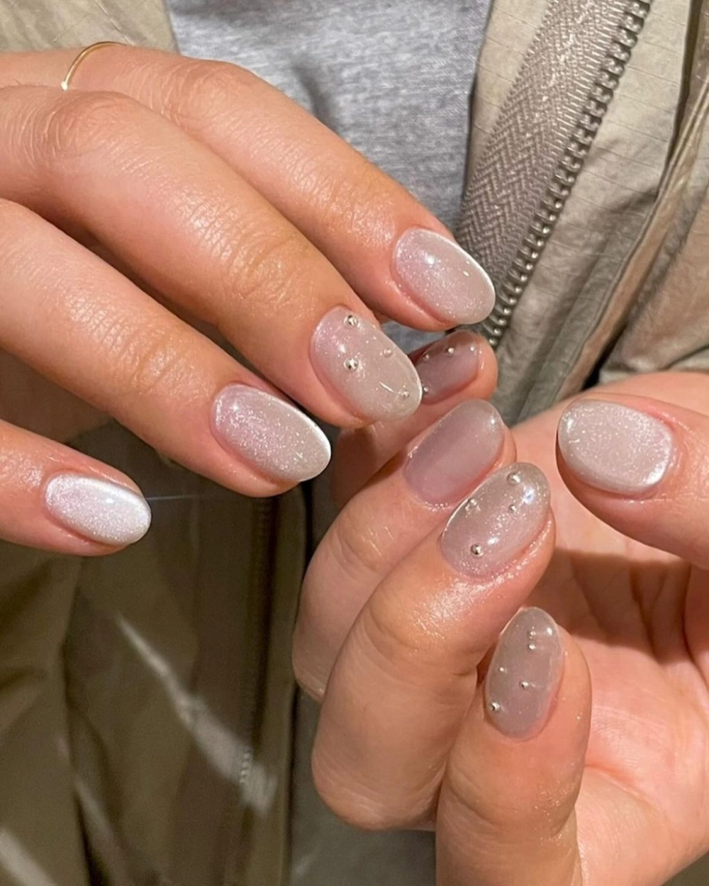 Sơn nail mắt mèo lung linh tỏa sáng dưới ánh đèn