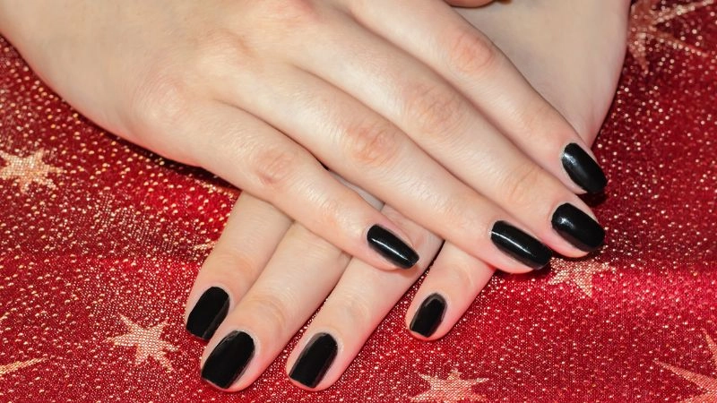 Nail tay màu đen trơn sang trọng huyền bí