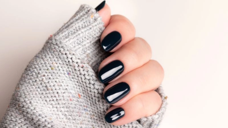 Nail tay màu đen đơn giản tinh tế nổi bật