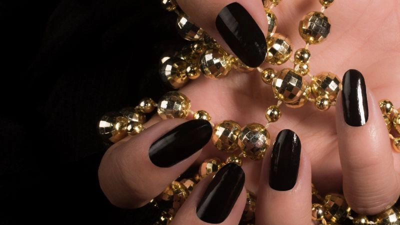 Nail tay màu đen đính đá kiêu sa cuốn hút