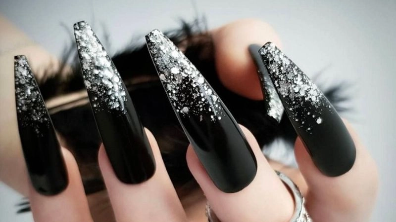 Nail chân màu đen trơn thanh lịch cuốn hút