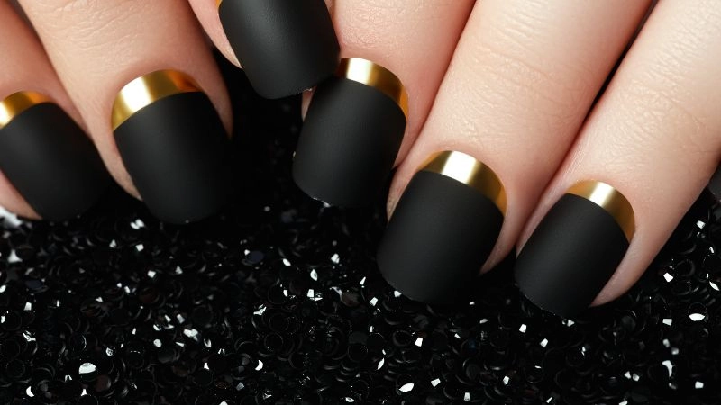 Nail chân màu đen đơn giản tinh khôi hiện đại