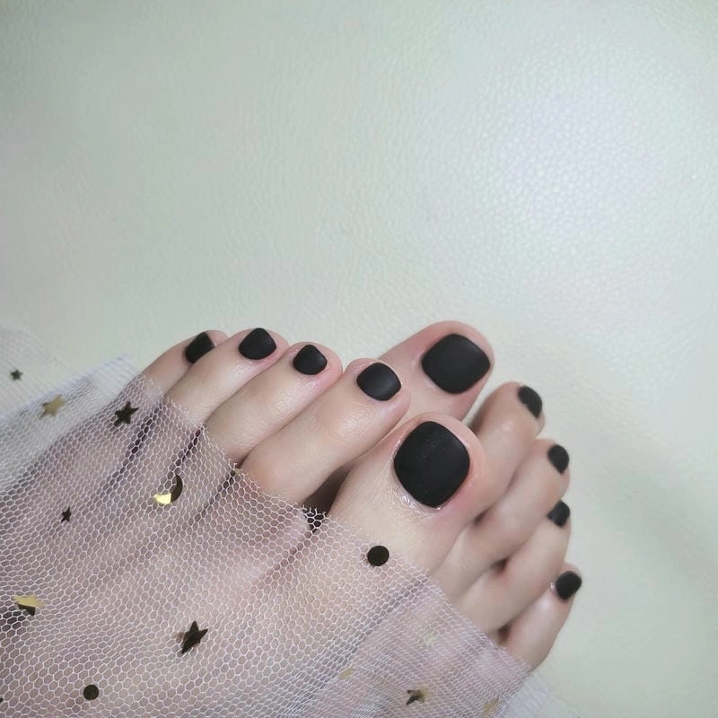 Nail chân màu đen sơn bóng quyến rũ sang chảnh