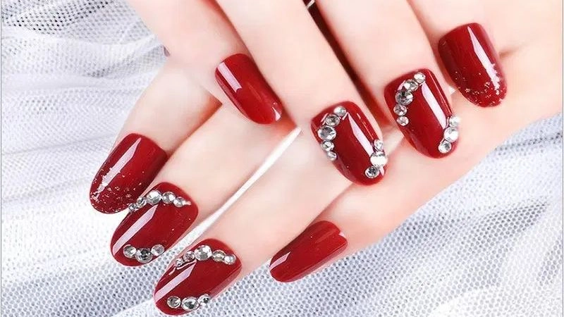Nail màu đỏ đô sang trọng quyến rũ đầy cuốn hút