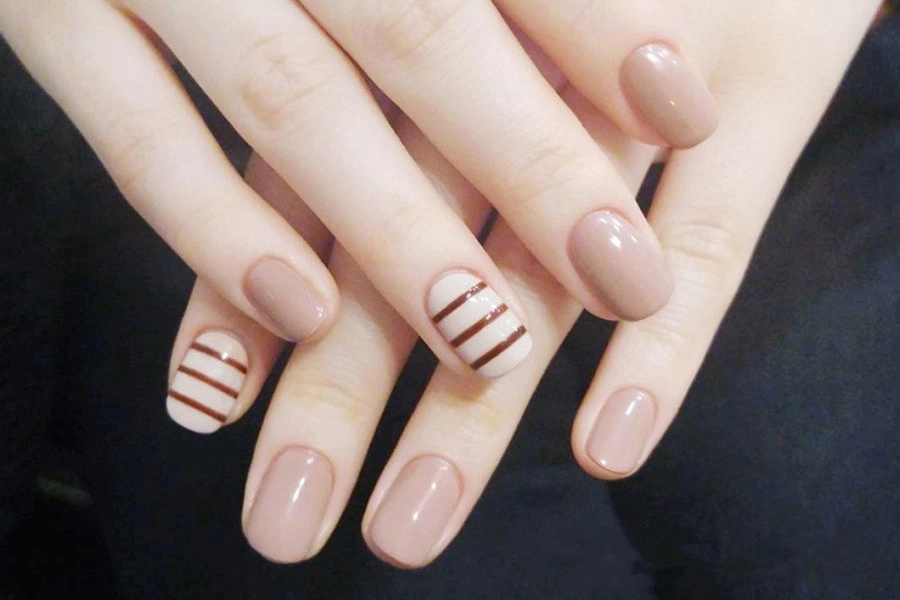 Nail tay màu nâu nhạt trơn thanh lịch nhẹ nhàng