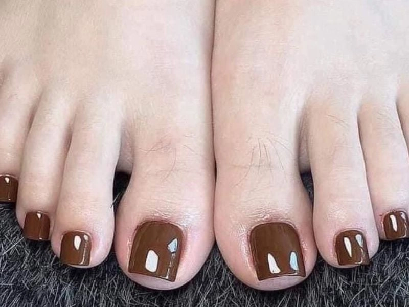 Nail chân màu nâu nhạt đơn giản nhẹ nhàng tinh khôi