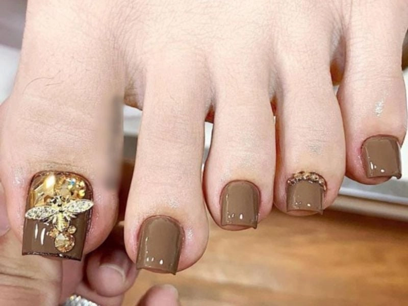 Nail chân màu nâu nhạt hoa dịu dàng nữ tính