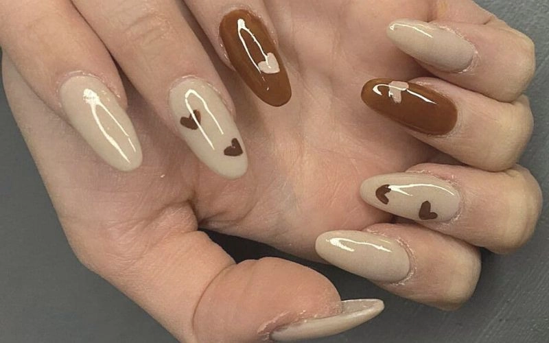 Nail tay màu nâu nhạt kết hợp sáng tạo hiện đại