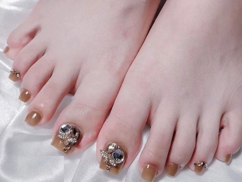 Nail chân màu nâu nhạt phối màu độc đáo lôi cuốn
