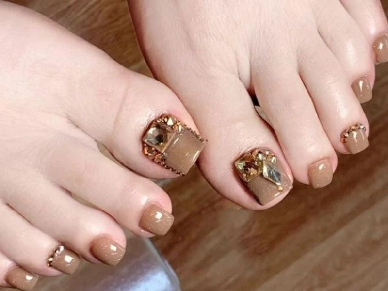 Nail chân màu nâu nhạt đính đá lấp lánh quyến rũ