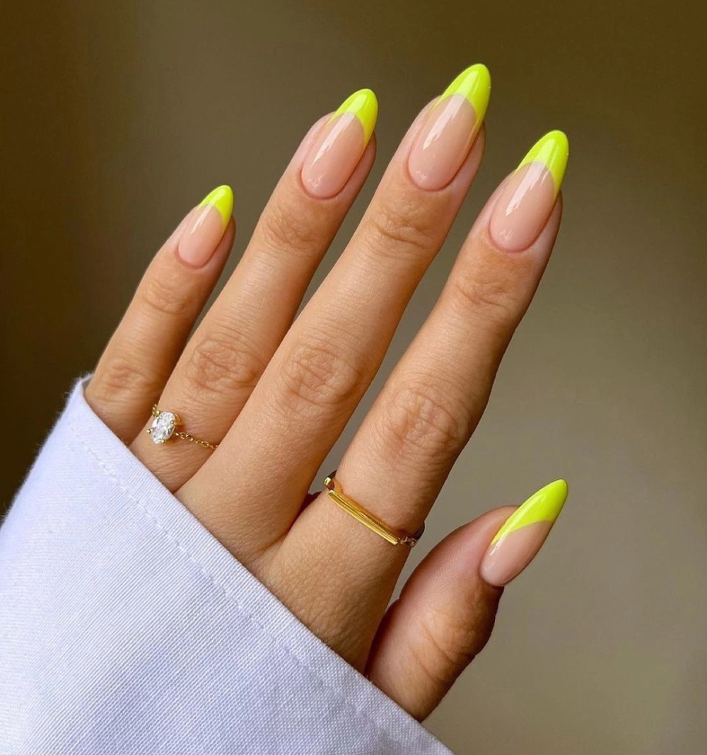 Mẫu nail màu vàng tinh tế duyên dáng hiện đại