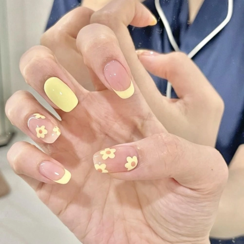Nail màu vàng chanh tươi sáng đầy năng lượng
