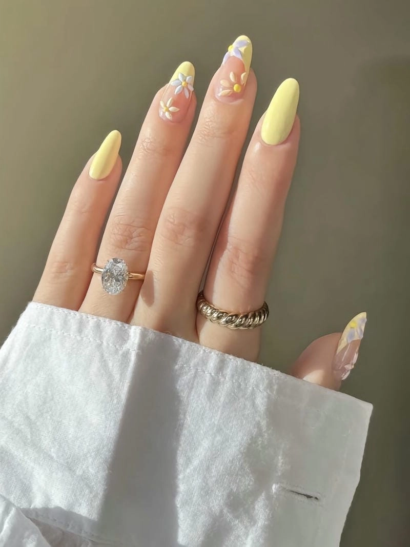 Nail màu vàng ánh kim nổi bật kiêu sa