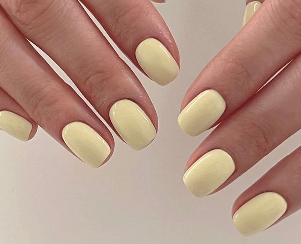 Nail màu vàng nhạt nhẹ nhàng thanh lịch