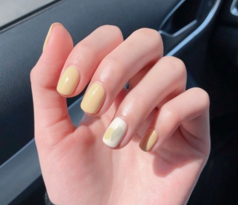 Mẫu nail tết màu vàng rực rỡ may mắn