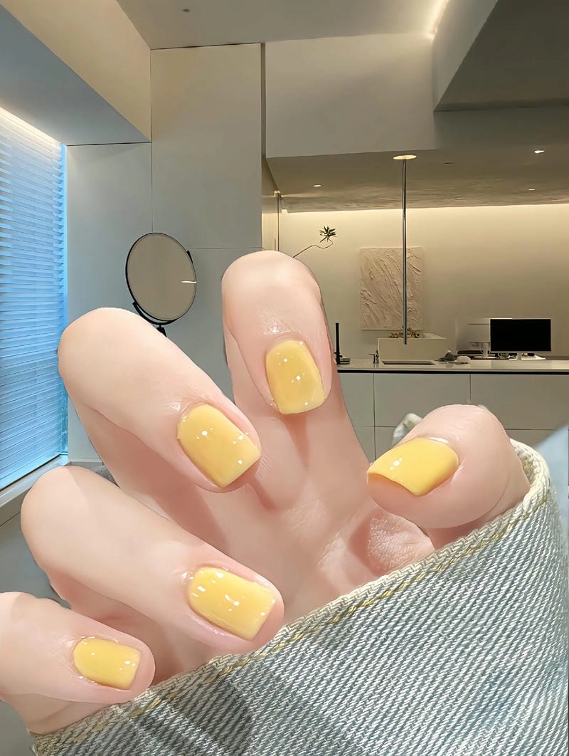 Nail tết màu vàng sang chảnh nổi bật