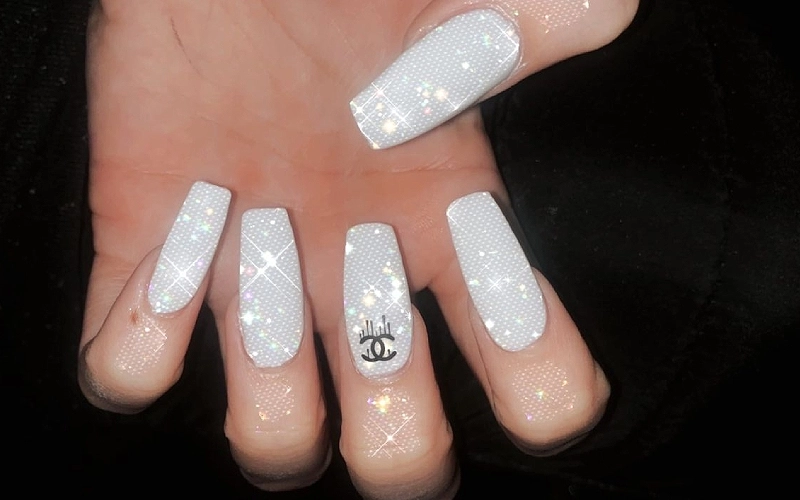 Mẫu nail nhũ đẹp sang trọng hợp xu hướng