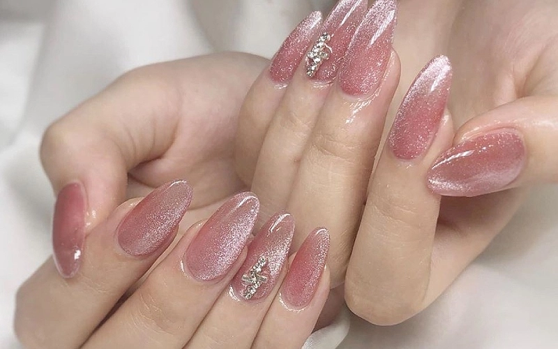 Nail nhũ thạch tinh tế nhẹ nhàng hiện đại