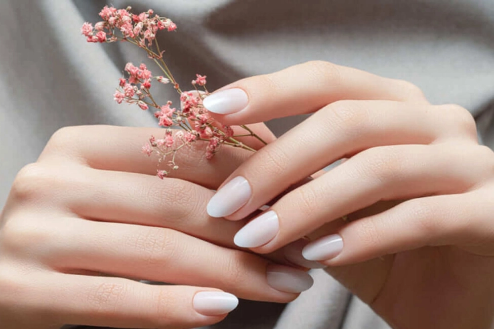 Những mẫu nail màu trắng sữa đẹp hiện đại thời thượng