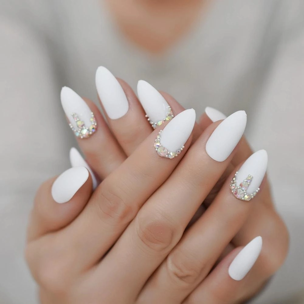 Màu trắng sữa nail dịu dàng trẻ trung cuốn hút