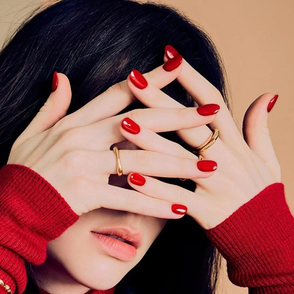 Móng tay sơn gel đỏ hiện đại bền đẹp nổi bật