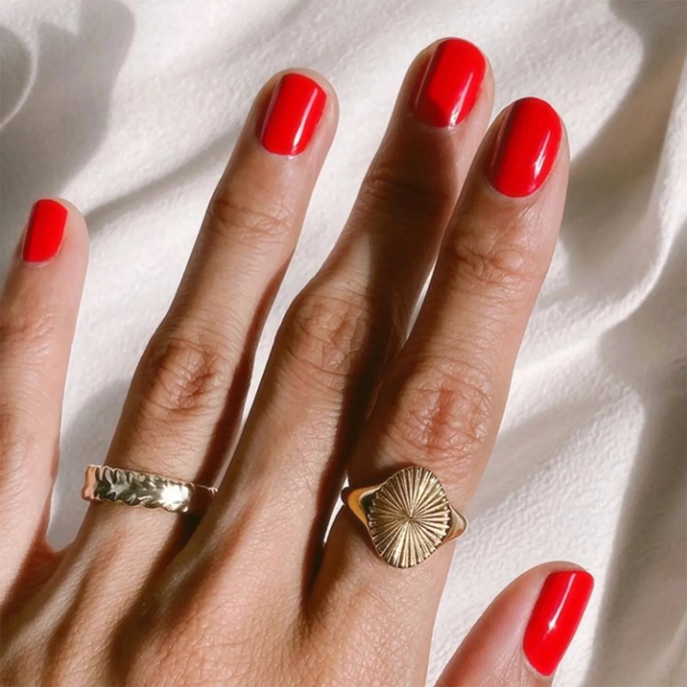 Sơn móng tay màu đỏ rượu vang kiêu sa quý phái