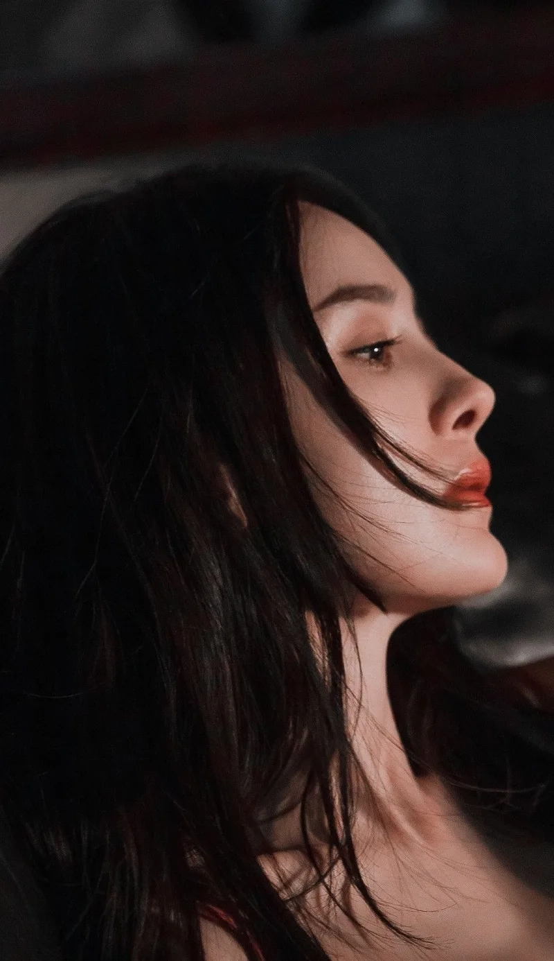 Lưu giữ vẻ trầm tư qua ảnh nền cô gái buồn