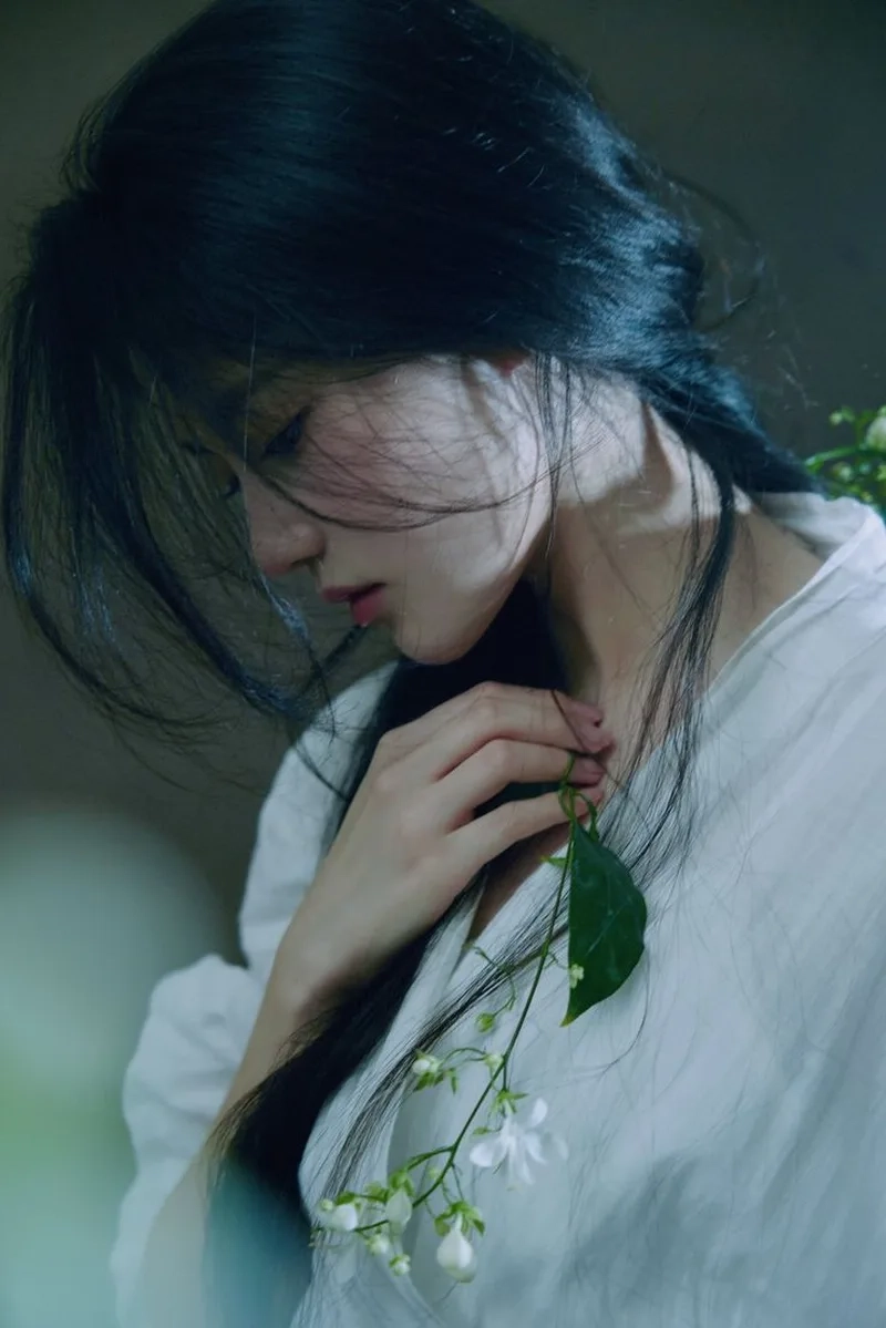 Khám phá nỗi buồn sâu thẳm của ảnh người con gái buồn