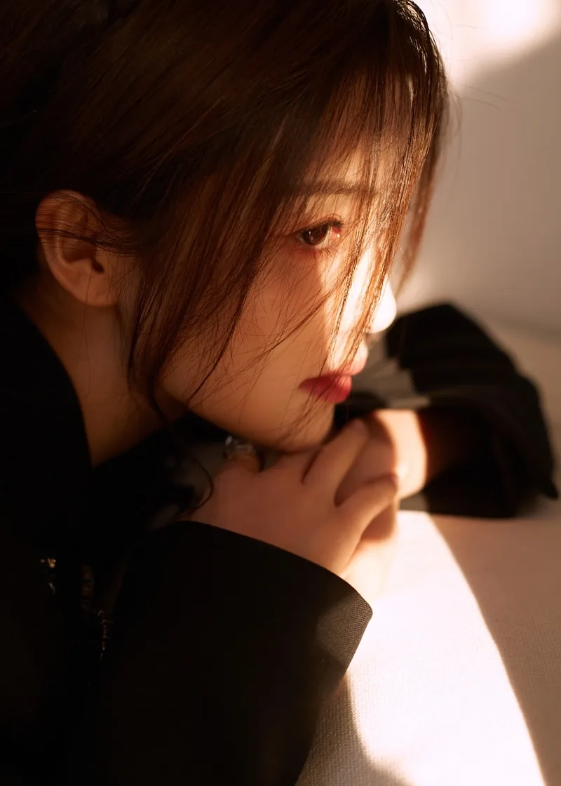 Thể hiện cảm xúc qua ảnh cô gái buồn tâm trạng