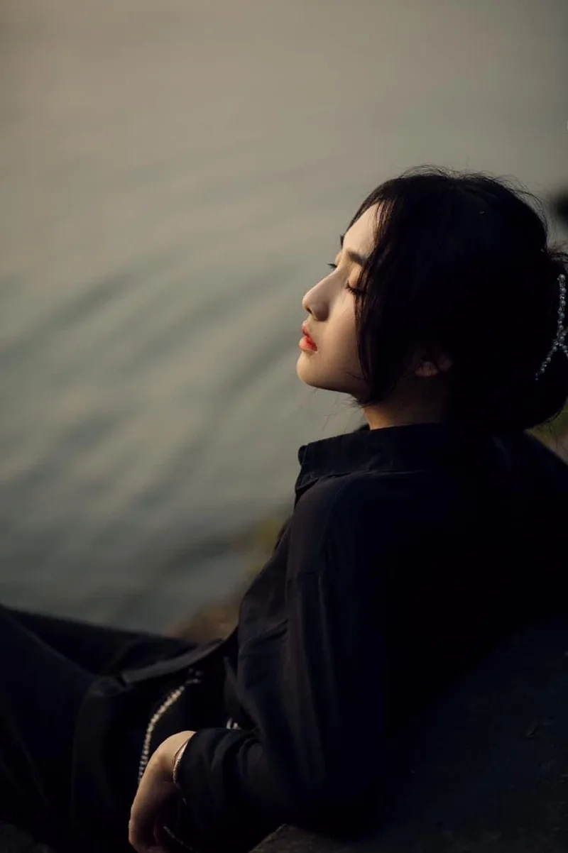 Ngắm vẻ xúc động trong ảnh cô gái buồn