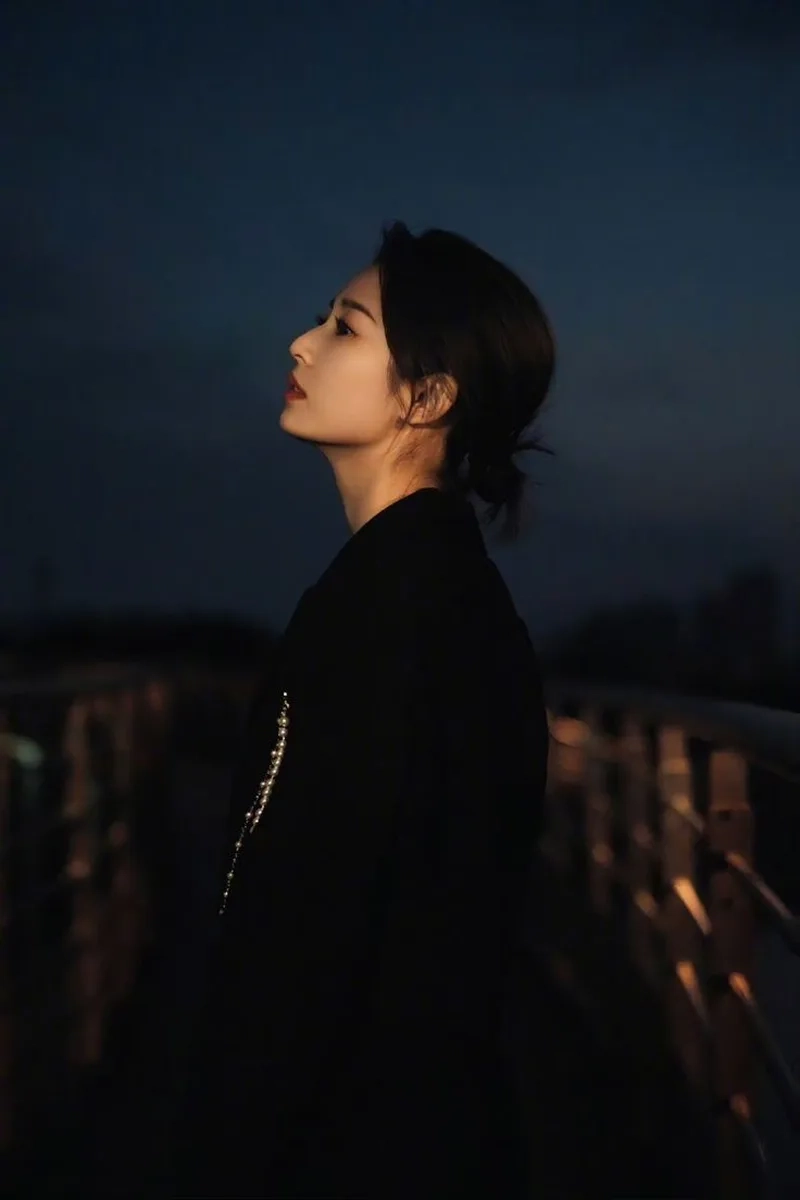 Chia sẻ cảm xúc riêng qua ảnh cô gái buồn cô đơn