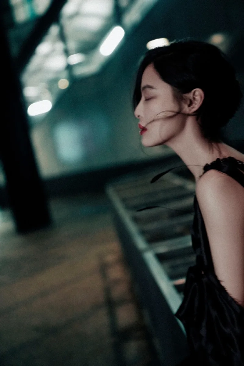 Trang trí Facebook với avatar facebook ảnh cô gái buồn