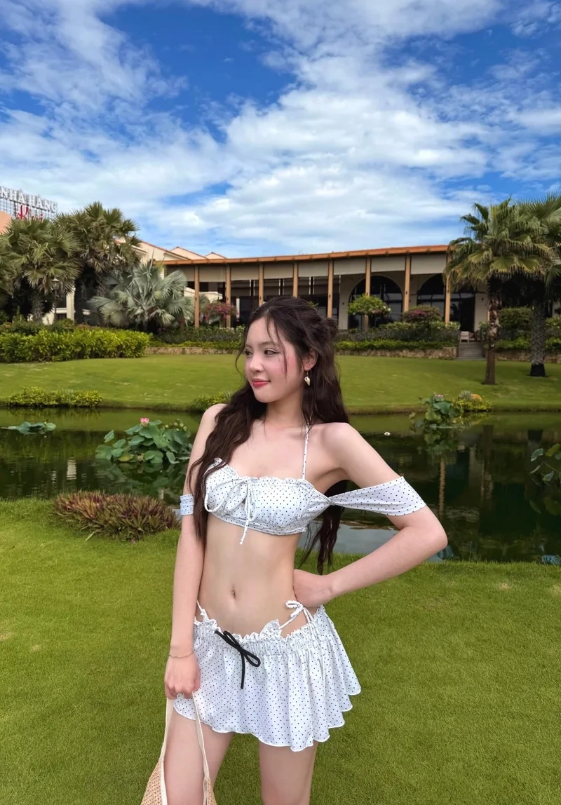 Ngắm nhìn style biển với hình ảnh con gái cute mặc bikini