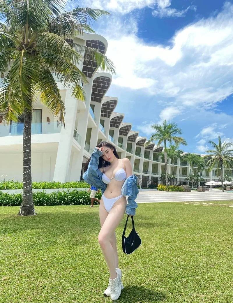 Tỏa sáng với ảnh gái mặc bikini trắng trên bãi biển