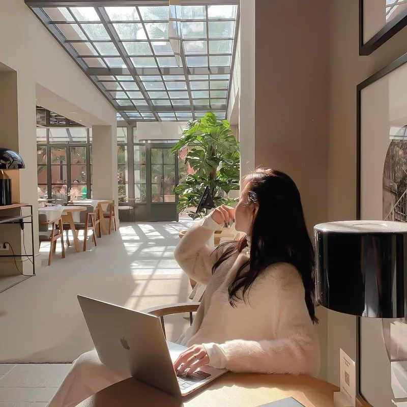 Thanh lịch và nữ tính với Hình ảnh gái văn phòng tóc dài