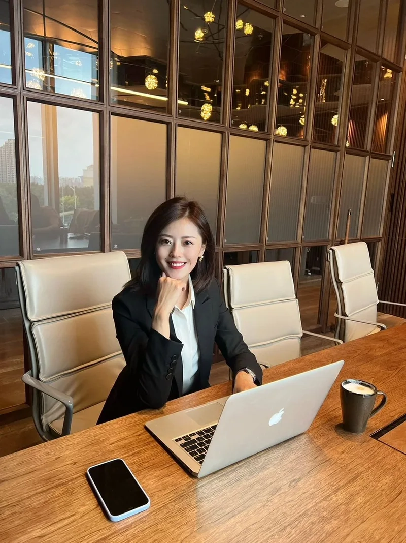 Trẻ trung và năng động với Hình ảnh cô gái văn phòng trẻ trung