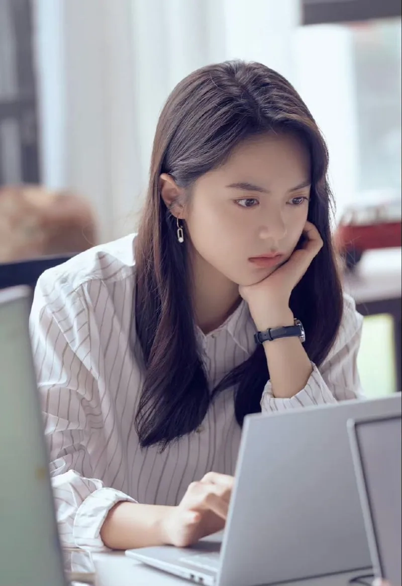 Nụ cười tươi sáng cùng Ảnh nữ nhân viên văn phòng cười tươi