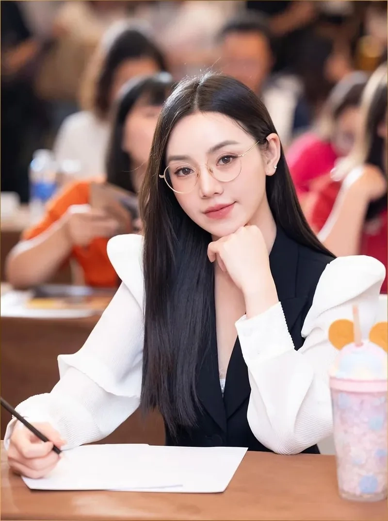 Phong cách chuyên nghiệp với Ảnh gái văn phòng làm việc