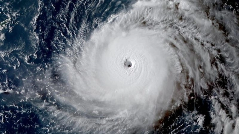 Bão hình thành từ vùng áp suất không khí thấp cực độ