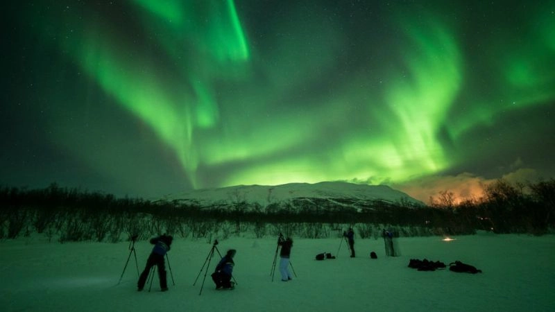 Bắc cực quang là hiện tượng ánh sáng rực rỡ trên bầu trời cực Bắc