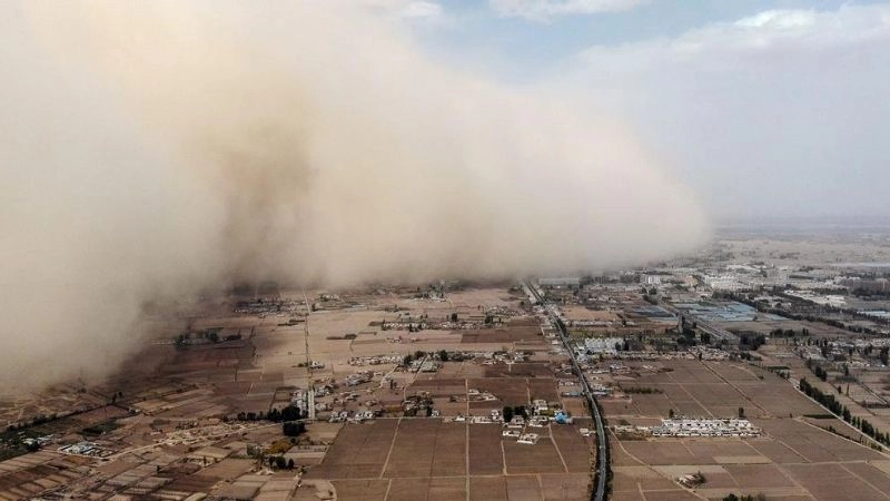 Hạt bụi bị cuốn dày đặc làm gia tăng mức độ bão cát