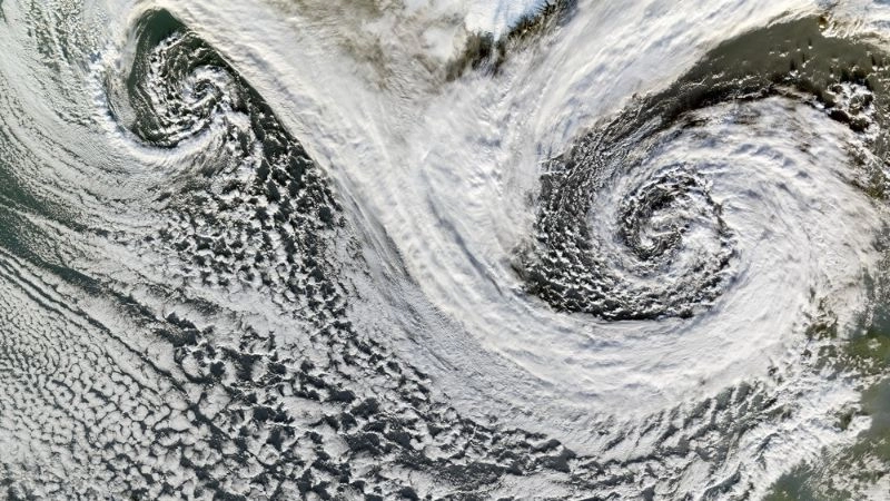 Bão kép là hiện tượng hai cơn bão tương tác cùng lúc