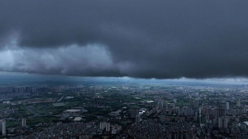 Mây dày đặc bao phủ toàn vùng chịu ảnh hưởng bão kép