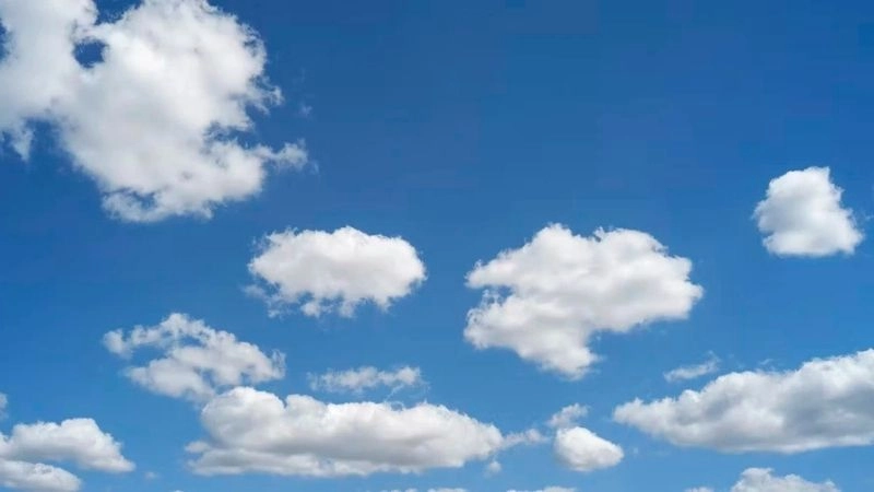 Sự hiện diện của mây là nét đặc trưng của bầu trời